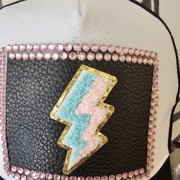 New with tag, women's trucker hat - Picture 2 of 3